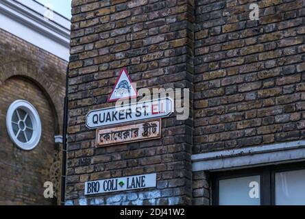 Panneau de rue bilingue en anglais et Bengali à Quaker St et Brick Lane avec Bro coli Lane, à Shoreditch, Tower Hamlets, East London, Royaume-Uni Banque D'Images