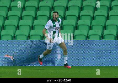 GRONINGEN, PAYS-BAS - DÉCEMBRE 12: L-R: Ahmed El Messaoudi du FC Groningen célèbre après avoir marquant son premier but pendant le néerlandais Eredivisi Banque D'Images