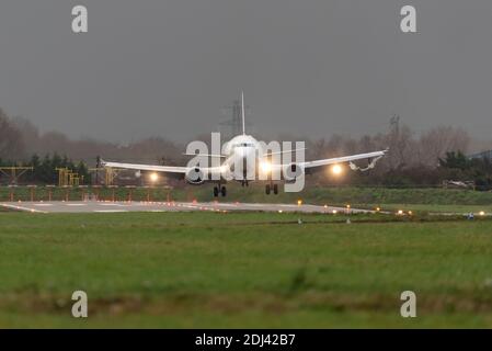 ASL Airlines Ireland Boeing 737 à l'aéroport Southend de Londres, Essex, Royaume-Uni, le jour de décembre froid et humide. Atterrissage en diagonale avec des serpentins à condensation Banque D'Images