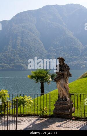 Statues au bord de l'eau à Lago di como Banque D'Images