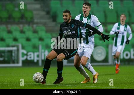 GRONINGEN, PAYS-BAS - DÉCEMBRE 12: L-R: Ahmed Touba de RKC Waalwijk, Jorgen Strand Larsen du FC Groningen pendant le match néerlandais entre Eredivisie Banque D'Images