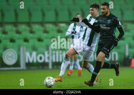 GRONINGEN, PAYS-BAS - DÉCEMBRE 12: G-R: Jorgen Strand Larsen du FC Groningen, Ahmed Touba du RKC Waalwijk pendant le match néerlandais entre Eredivisie Banque D'Images