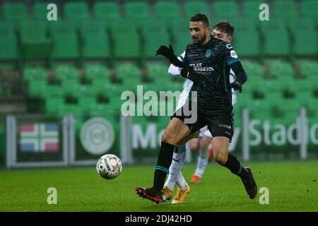 GRONINGEN, PAYS-BAS - DÉCEMBRE 12: L-R: Ahmed Touba de RKC Waalwijk, Jorgen Strand Larsen du FC Groningen pendant le match néerlandais entre Eredivisie Banque D'Images