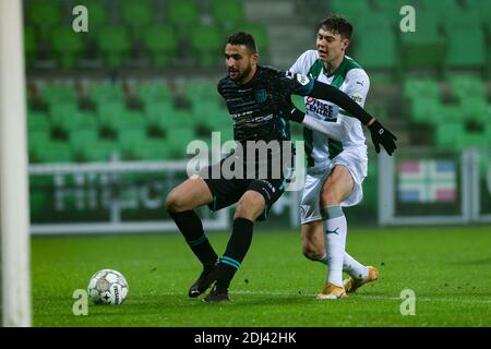 GRONINGEN, PAYS-BAS - DÉCEMBRE 12: L-R: Ahmed Touba de RKC Waalwijk, Jorgen Strand Larsen du FC Groningen pendant le match néerlandais entre Eredivisie Banque D'Images