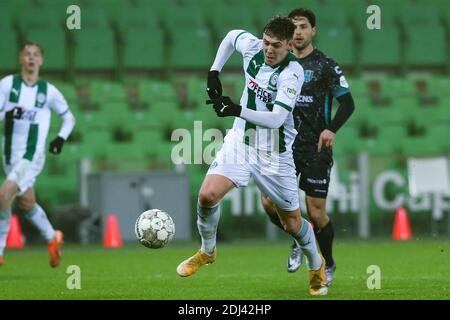 GRONINGEN, PAYS-BAS - DÉCEMBRE 12: G-R: Jorgen Strand Larsen du FC Groningen, Ahmed Touba du RKC Waalwijk pendant le match néerlandais entre Eredivisie Banque D'Images