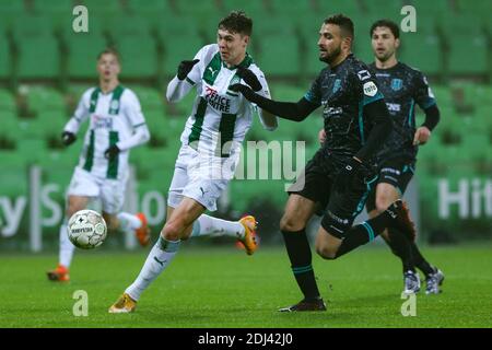 GRONINGEN, PAYS-BAS - DÉCEMBRE 12: G-R: Jorgen Strand Larsen du FC Groningen, Ahmed Touba du RKC Waalwijk pendant le match néerlandais entre Eredivisie Banque D'Images