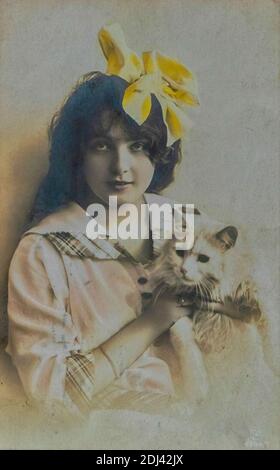 Carte de voeux vintage peinte à la main de 1910 avec fille tenant blanc cat Banque D'Images