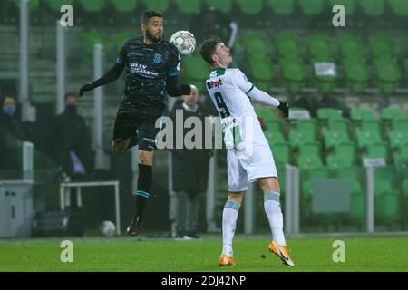 GRONINGEN, PAYS-BAS - DÉCEMBRE 12: L-R: Ahmed Touba de RKC Waalwijk, Jorgen Strand Larsen du FC Groningen pendant le match néerlandais entre Eredivisie Banque D'Images