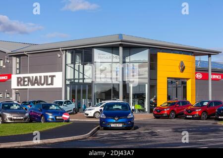 Kidwelly, pays de Galles, Royaume-Uni, 20 novembre 2016 : concession de la salle d'exposition de voitures Renault montrant son logo de société et ses véhicules à vendre, photo de stock Banque D'Images