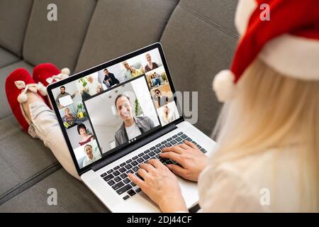 Une belle fille rencontre Noël nouvel an par le biais d'un appel vidéo avec des amis. Quarantaine. Auto-isolation. Coronavirus, 2021. Banque D'Images