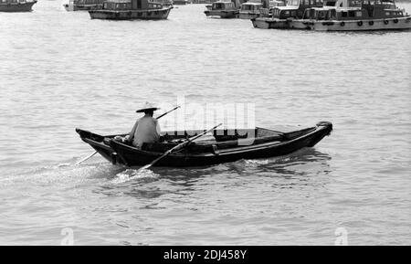 Un bateau traditionnel de sampan dans le port de Singapour. 1987. Banque D'Images