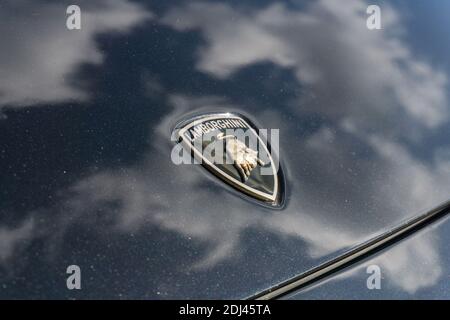 Gros plan du badge du logo sur le capot D'un noir métallique de première génération Lamborghini Gallardo V10 sports voiture Banque D'Images