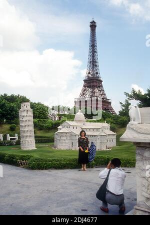 Photo Opportunity, la réplique de la Tour Eiffel et d'autres copies, Parc à thème de la fenêtre du monde, Shenzhen, Guangdong, Chine, 1995 Banque D'Images