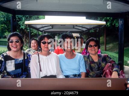 Groupe de touristes de dame à la fenêtre du parc à thème du monde, Shenzhen, Guangdong, Chine, 1995 Banque D'Images