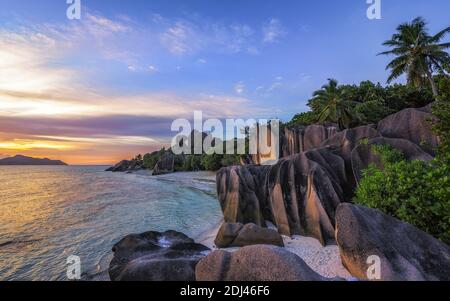 coucher de soleil sur la plage tropicale anse source d'argent sur la digue, seychelles Banque D'Images