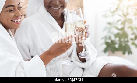 Gros plan de deux copines noires avec champagne Banque D'Images