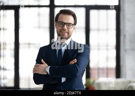 Tête portrait homme d'affaires souriant portant un costume regardant l'appareil photo Banque D'Images