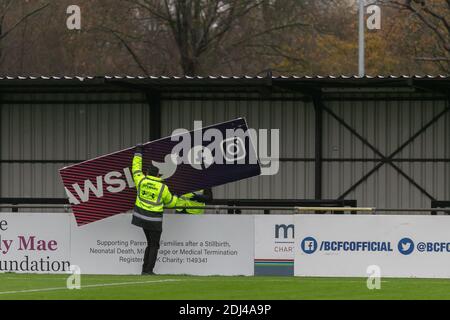 Solihull, West Midlands, Royaume-Uni. 13 décembre 2020. La pluie a entraîné le report du match de la Super League Womens entre les femmes de Birmingham City et les femmes de Everton FC au sol de Solihull Moors. Le personnel démonte les hobings WSL. Crédit : Peter Lophan/Alay Live News Banque D'Images