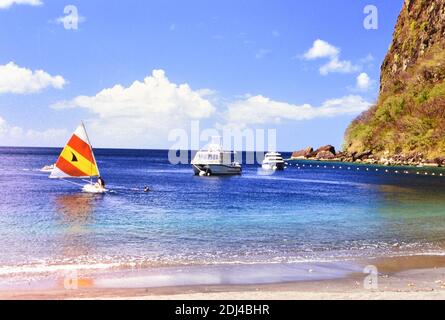 Années 1990 Sainte-Lucie (Caraïbes orientales) - Bateaux au large de la côte du gros Piton à Sainte-Lucie ca. 1995 Banque D'Images
