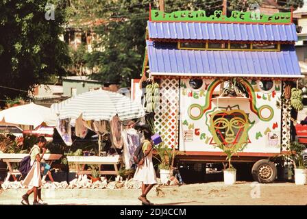 Années 1990 Sainte-Lucie (Caraïbes orientales) - scène typique de rue dans les Castries Sainte-Lucie ca. 1995-1999 Banque D'Images