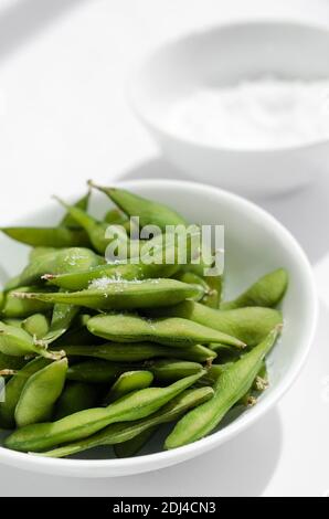 collation aux haricots edamame bio dans un bol sur la table avec du sel de mer Banque D'Images