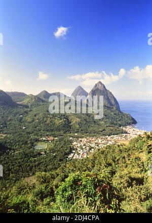 Années 1990 Sainte-Lucie (Caraïbes orientales) - vue sur les célèbres Pitons (prises volcaniques) et la ville de Soufriere, de la route à Castries ca. 1995-1999 Banque D'Images
