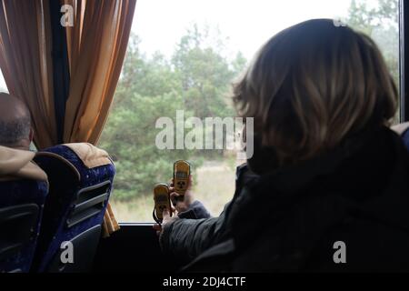 Pripyat, Ukraine - 3 novembre 2019 : un couple mesure le niveau de radioactivité avec un compteur geiger lors d'une visite en bus touristique à Pripyat, le abandonné Banque D'Images