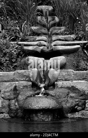 Présence d'eau dans les jardins de Chlice Well Glastonbury, Royaume-Uni Banque D'Images