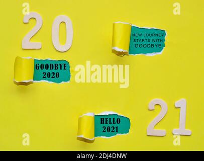 Texte sur papier déchiré coloré avec fond an 2021. Le nouveau voyage commence avec Au revoir, Au revoir 2020 et Hello 2021. Concept de bonne année Banque D'Images