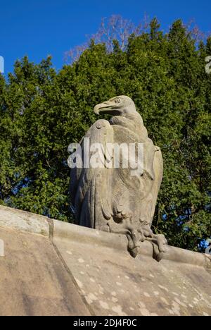 Vautour de pierre sculptée par Alexander Carrick en 1931 sur le 'mur d'animaux' près du château de Cardiff, au pays de Galles. Banque D'Images