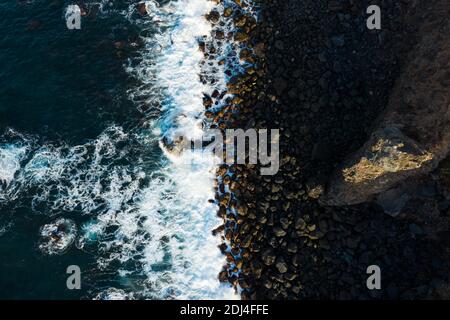 Vue de haut en bas sur les belles vagues de la mer arrivant à la côte, Tenerife Banque D'Images