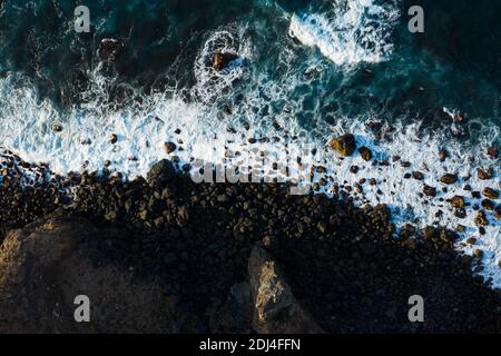 Vue de haut en bas sur les belles vagues de la mer arrivant à la côte, Tenerife Banque D'Images