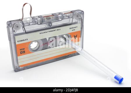chargement de l'ancienne cassette pour enregistrer de la musique sur du blanc arrière-plan Banque D'Images
