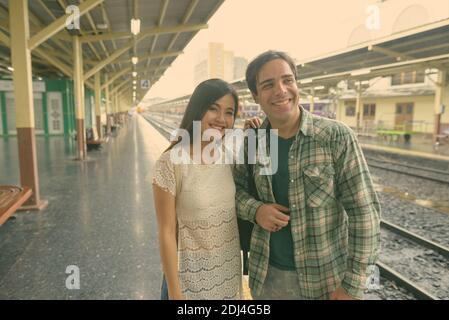 Homme de tourisme perse et jeune femme de tourisme asiatique ensemble à la gare Banque D'Images