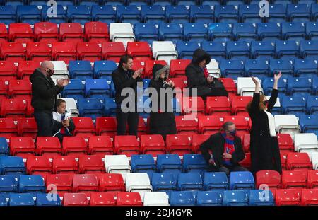 Les fans du Crystal Palace applaudissent les joueurs avant le match de la Premier League à Selhurst Park, Londres. Banque D'Images