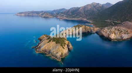 Vue côtière aérienne de Peristeri au crépuscule, Geropotamos, Crète, Grèce Banque D'Images