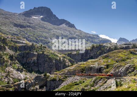 Train touristique traversant une gorge de montagne dans les Pyrénées, Artouste France Banque D'Images