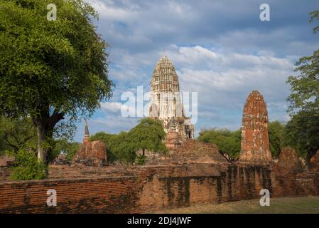 Vue sur les ruines de l'ancien temple bouddhiste Wat Ratchaburana. Ayutthaya, Thaïlande Banque D'Images