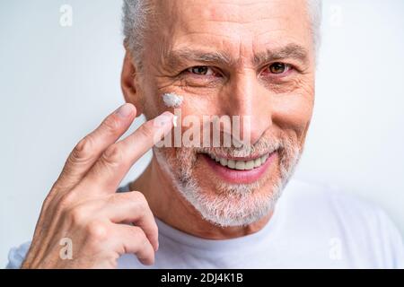 Beau portrait d'homme âgé, studio tourné en arrière-plan - personne âgée, demi-plan Banque D'Images