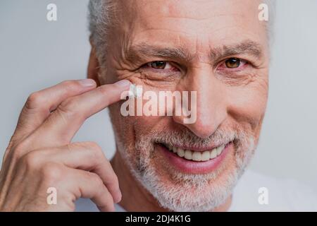 Beau portrait d'homme âgé, studio tourné en arrière-plan - personne âgée, demi-plan Banque D'Images