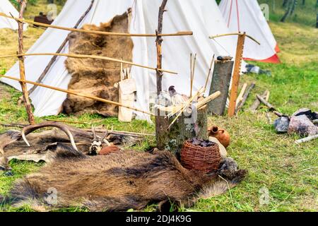 Bowyer, maître-artisan, atelier avec flèches, arceaux et arbals dans la reconstitution historique du camp de tentes de la tribu slaves ou Vikings à Cedynia, Pologne Banque D'Images