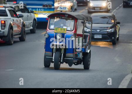 BANGKOK, THAÏLANDE - 28 DÉCEMBRE 2018 : le scooter tuk-tuk est au milieu de la circulation Banque D'Images