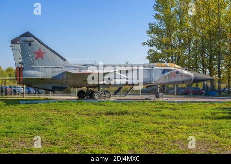 SAINT-PÉTERSBOURG, RUSSIE - 02 OCTOBRE 2020 : l'avion mémorial MIG-31 érigé sur le terrain de l'Université de l'aviation civile, en octobre après-midi Banque D'Images