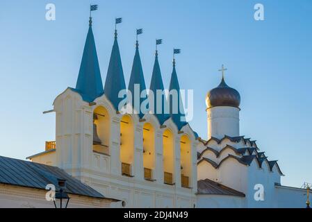 Le vieux beffroi du monastère de Tikhvin Assomption se ferme en une soirée ensoleillée. Leningrad, Russie Banque D'Images