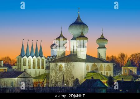 La cathédrale de l'Assomption du monastère de l'Assomption Tikhvin du Théotokos sur fond de coucher du soleil de décembre. Leningrad, Russie Banque D'Images