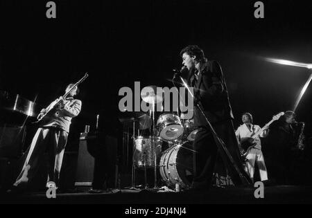 Kilburn et les routes hautes. Le groupe British Pub Rock présente Ian Dury au chant principal. Hammersmith Odeon 1975 Banque D'Images