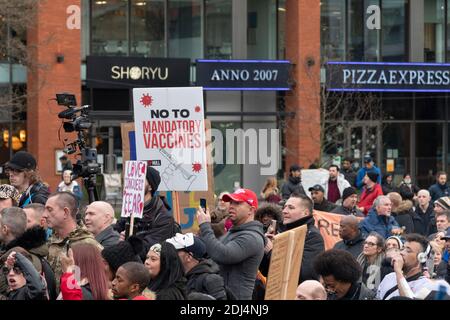 Manchester, Royaume-Uni. 12/12/2020:près de 1,000 personnes se sont rassemblées à Piccadilly, Manchester pour protester contre la perte de libertés due à la réaction des gouvernements au virus corona Banque D'Images