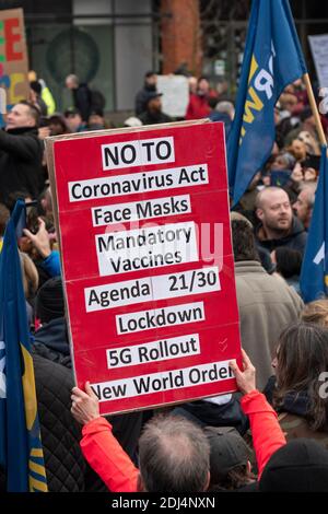 Manchester, Royaume-Uni. 12/12/2020:près de 1,000 personnes se sont rassemblées à Piccadilly, Manchester pour protester contre la perte de libertés due à la réaction des gouvernements au virus corona Banque D'Images