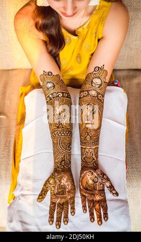 main d'une mariée indienne décorée de henné ou de mehndi Banque D'Images