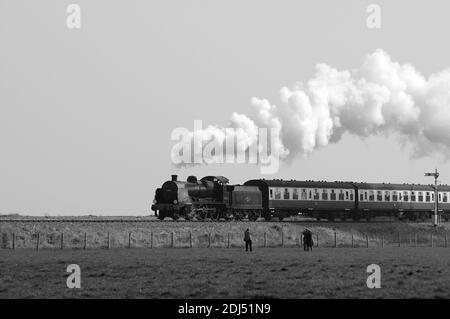 '31806' laissant Blue Anchor avec un train pour Minehead. Banque D'Images